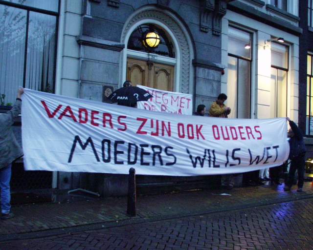 er worden spandoeken opgehangen onder het oog van de camera